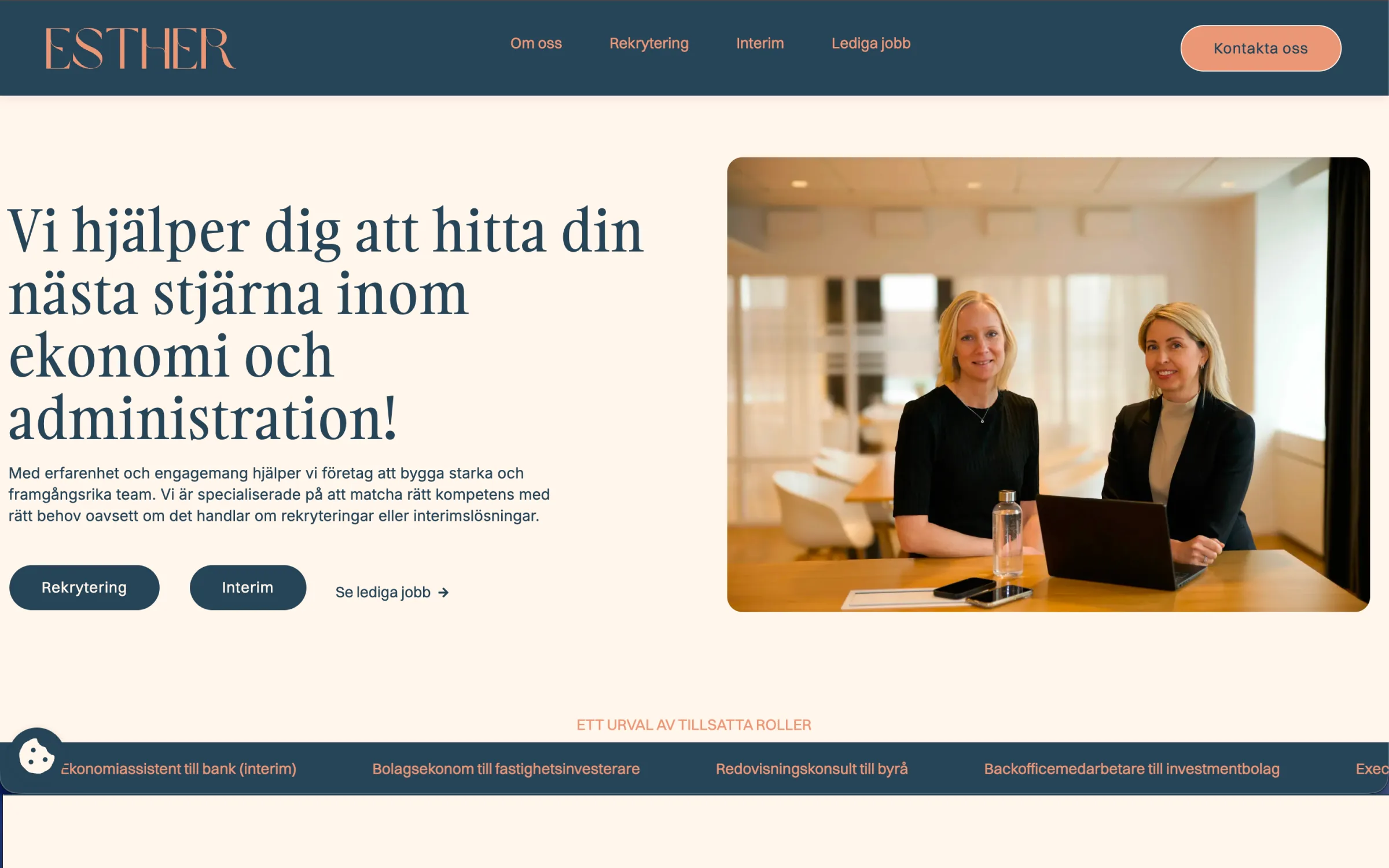 Startsidan på estherrekrytering.se med rubriken ”Vi hjälper dig att hitta din nästa stjärna inom ekonomi och administration!” och ett foto av grundarna.
